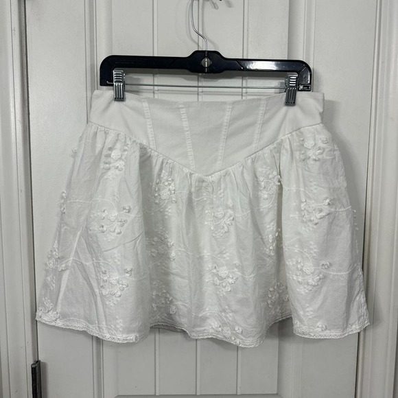 Francesca's Collections Dresses & Skirts - Cottagecore white corset waist embroidered floral appliqué mini skirt. L